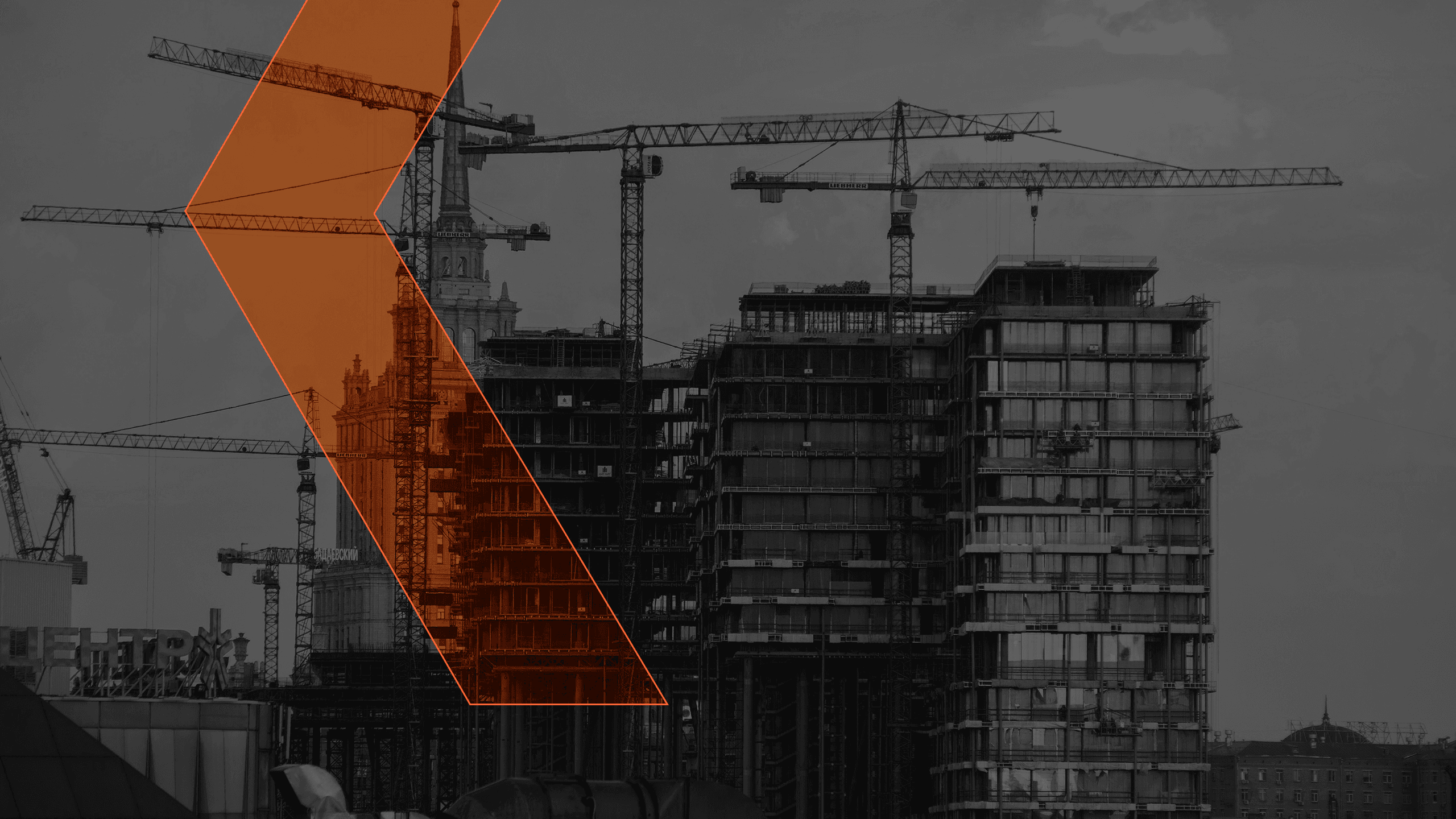 Obra em construção com guindastes e elemento gráfico laranja do Estúdio IN-X