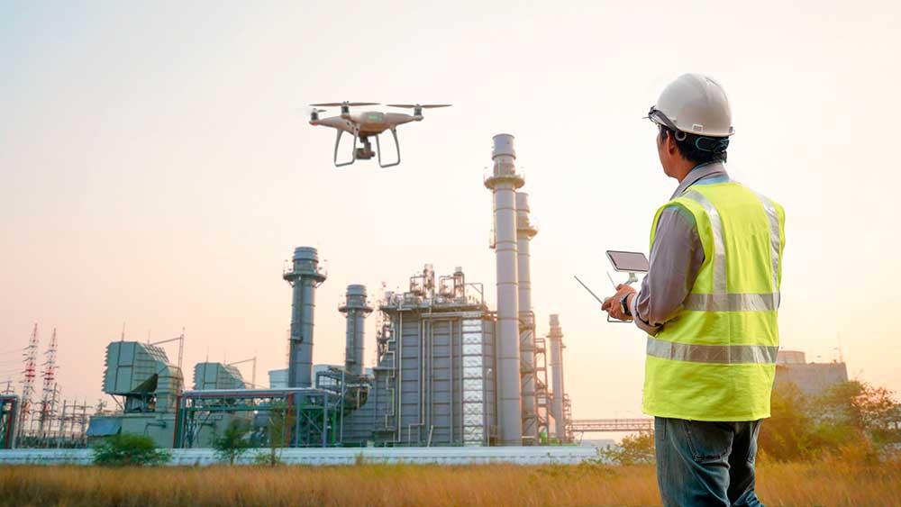 Profissional realizando inspeção técnica com suporte de drone