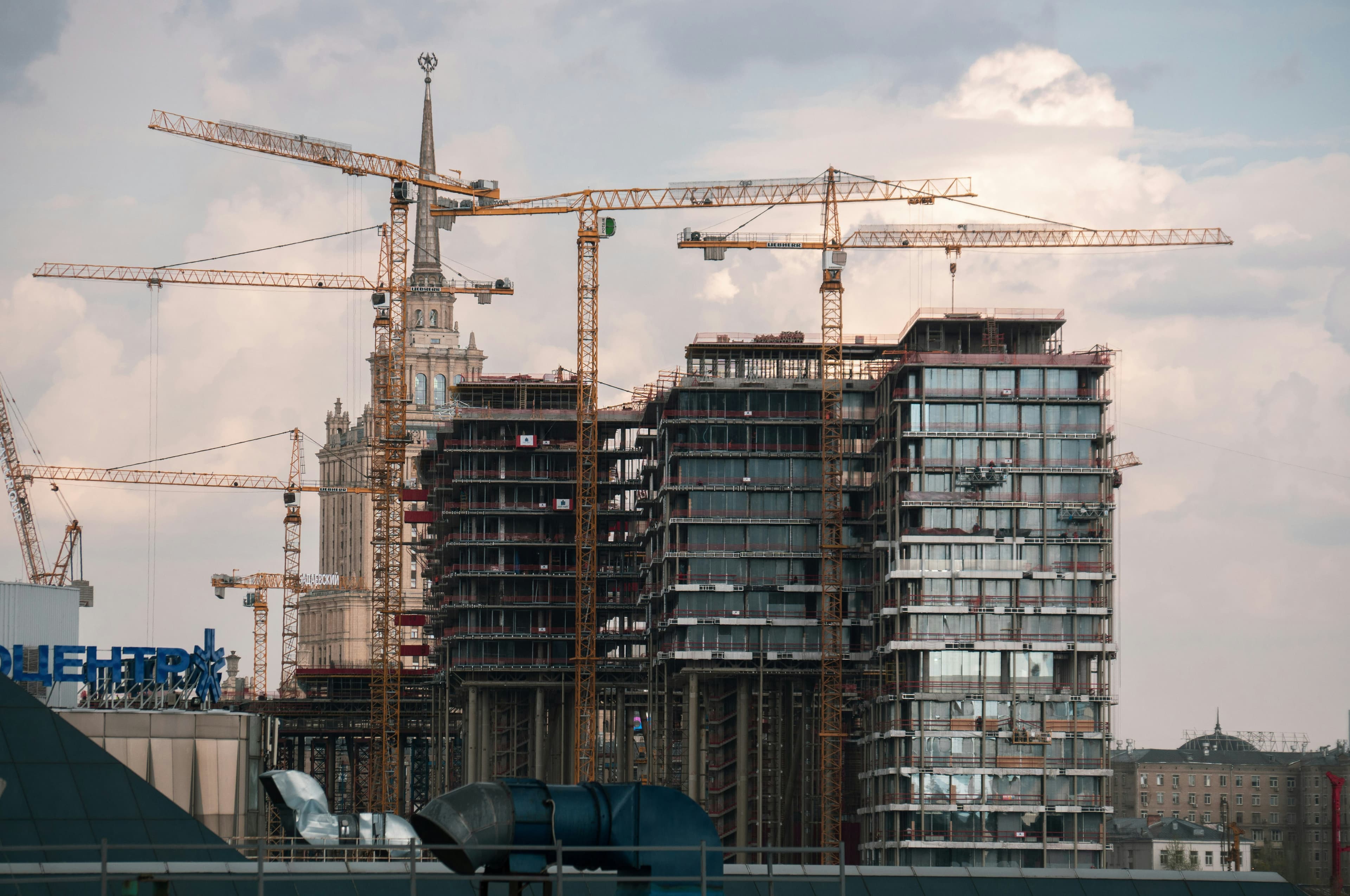 Obra em construção representando a atuação técnica do Estúdio IN-X
