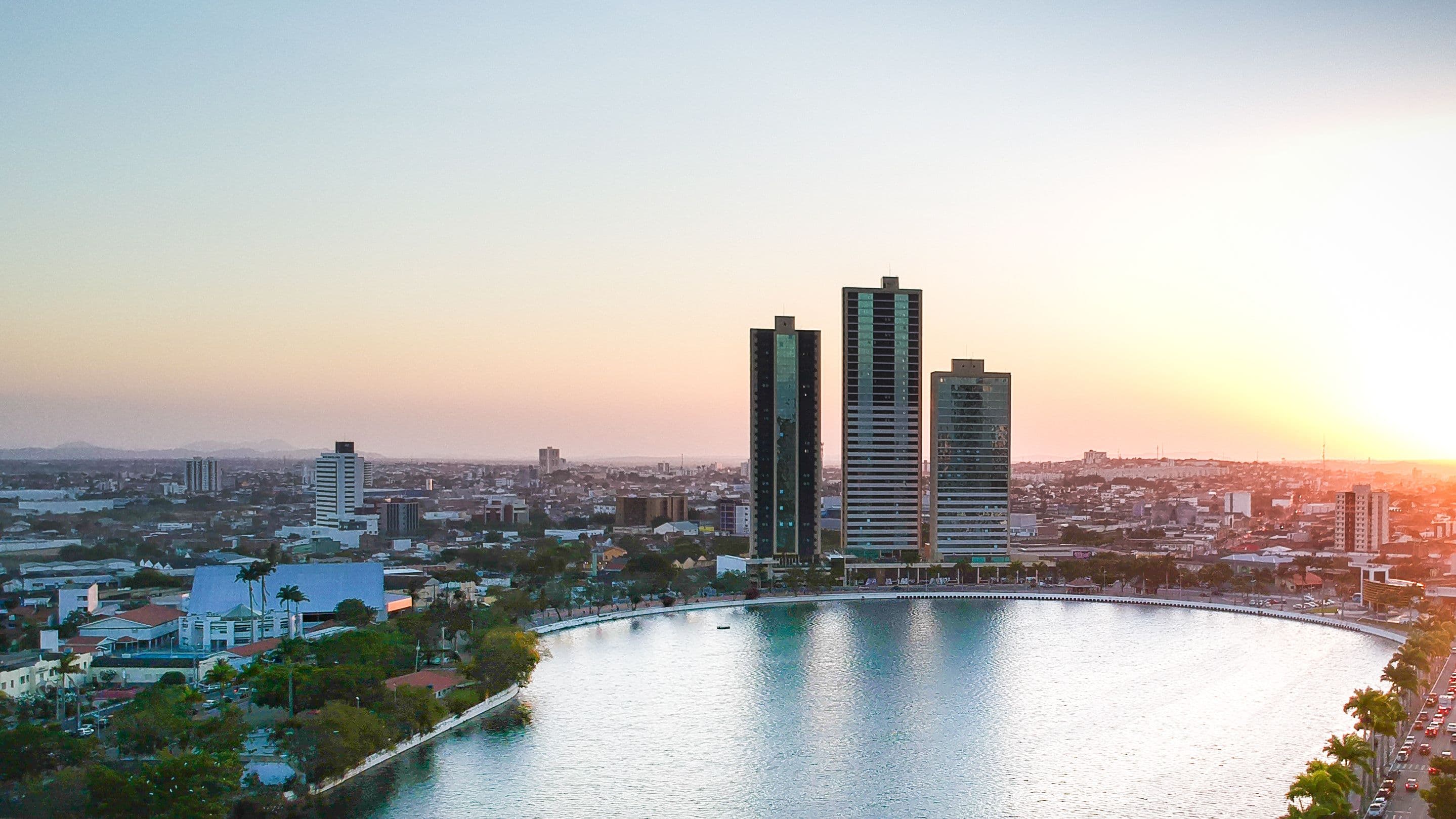 Vista aérea urbana ao pôr do sol